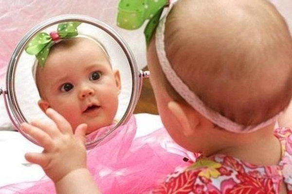 Chơi với gương không chỉ khiến bé thích thú mà còn giúp bé phát triển não bộ toàn diện