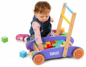 xe tap day bang go cho be 300x234 - Bật mí lợi ích khi chọn đồ chơi bằng gỗ cho bé