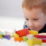 do choi cho tre bi tu ki 150x150 - 4 nhóm đồ chơi giúp bé phát triển tư duy và nhận thức