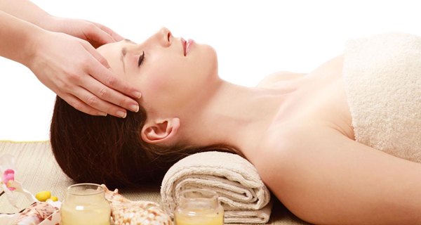 Phụ nữ sau sinh nên massage da mặt thường xuyên