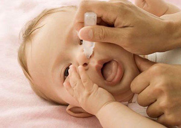 Nhỏ nước muối khi trẻ bị nghẹt mũi