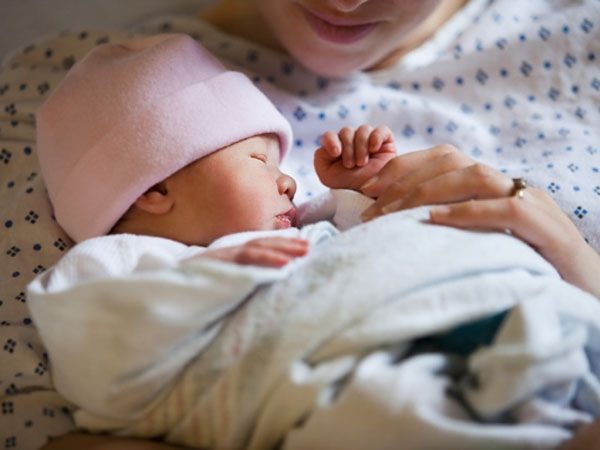 Trẻ sơ sinh tháng đầu tiên dành phần lớn thời gian để ngủ