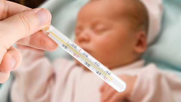 Cách chăm sóc cho trẻ sơ sinh bị sốt