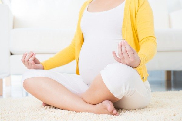 Tập yoga là một phương pháp giúp bà bầu giảm triệu chứng đau lưng hiệu quả