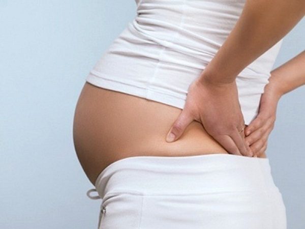 Đau lưng là triệu chứng phổ biến bà bầu thường gặp do thay đổi trọng lực cơ thể