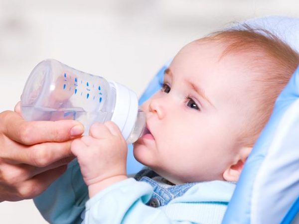 Cho trẻ uống nhiều nước khi bị sốt xuất huyết