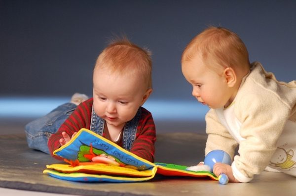 Cho bé chơi với sách sẽ giúp nhân cách bé được phát triển đúng hướng