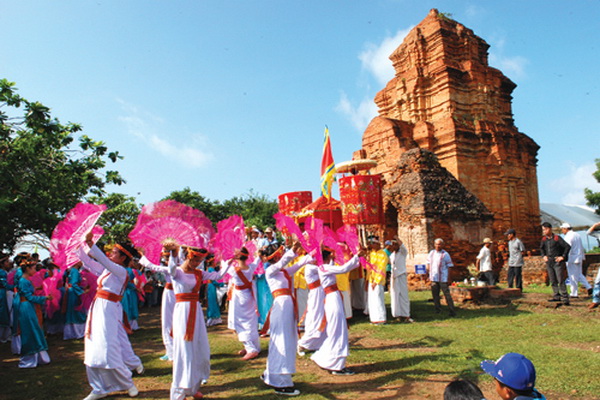 thap poshanu 2 - Vẻ đẹp kì bí của Tháp Poshanư tại Phan Thiết                                         