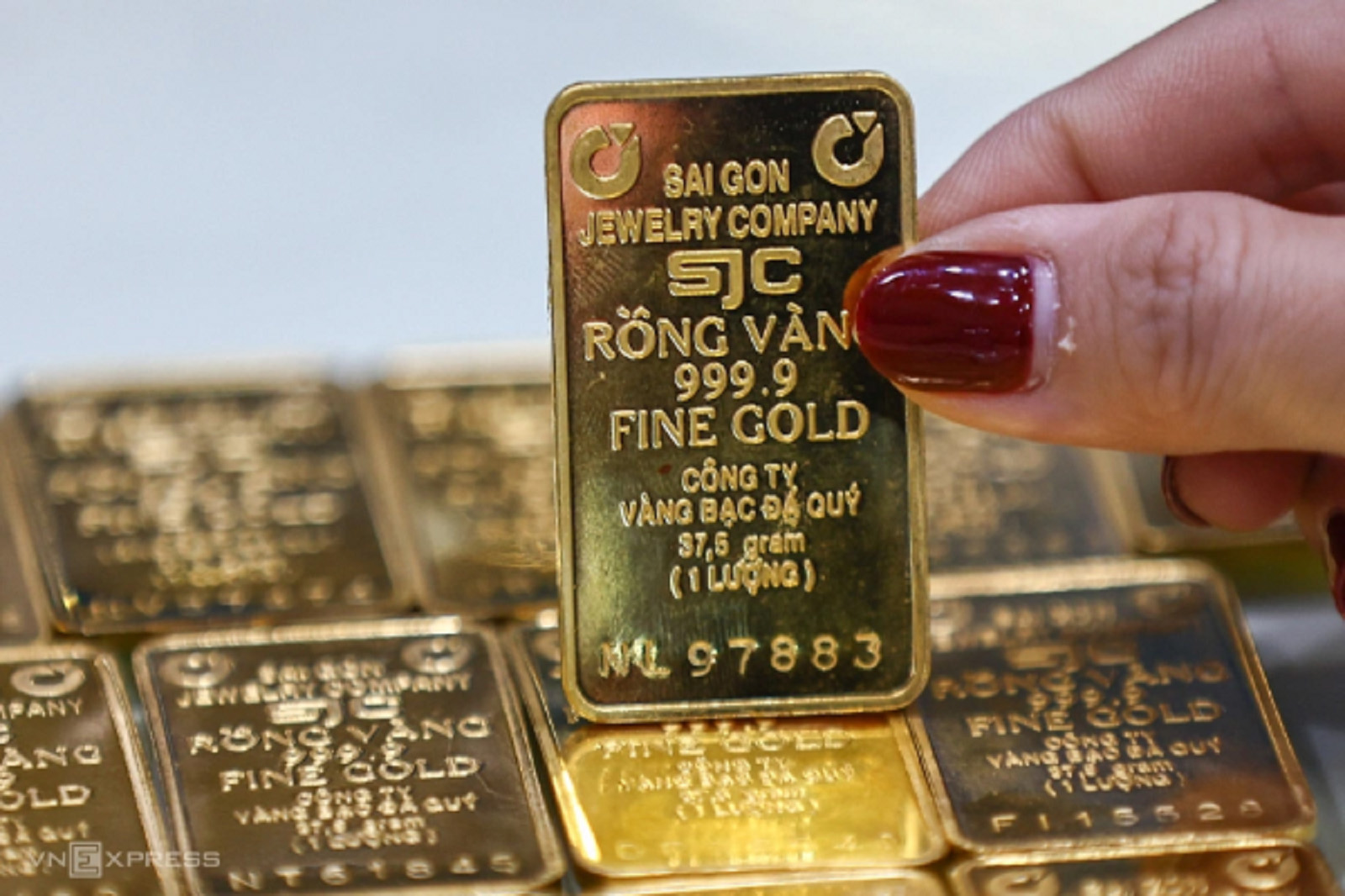 Giá Vàng Trong Nước Hôm Nay 4/10: Giảm 200.000 đồng/lượng, nhà đầu tư tranh thủ mua vào