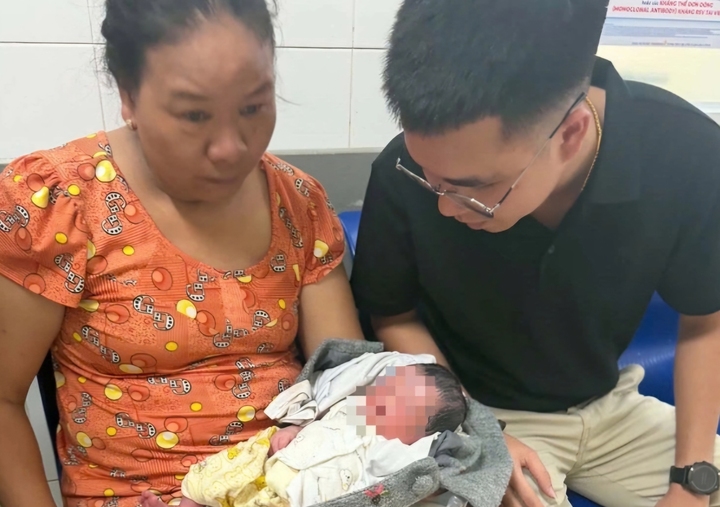 Bé trai còn nguyên dây rốn bị bỏ rơi trước chùa ở Huế
