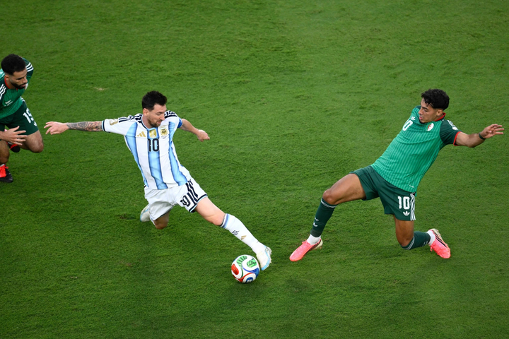 Messi vừa ra sân lập ngay kỷ lục, chờ Ronaldo đuổi kịp ngày mai