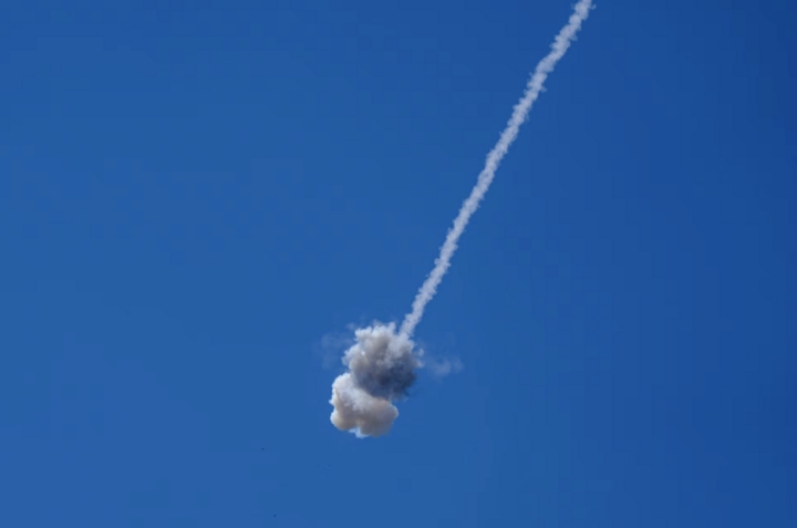 Mỹ tấn công sau vụ trực thăng bị bắn rơi, Iran phóng tên lửa, UAV đáp trả
