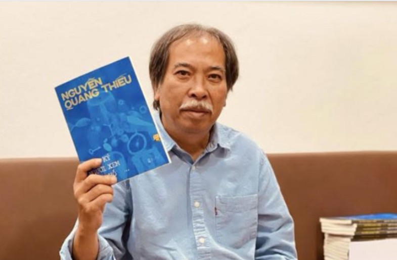 Bài thơ ‘Những người trồng hoa’ của Nguyễn Quang Thiều gây xôn xao có phải là thơ?