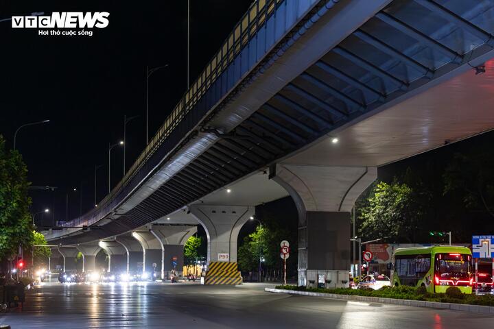 Phẫn nộ cảnh quái xế mang đinh ba, nẹt pô, lạng lách náo loạn đường phố Hà Nội