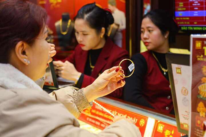 Giá vàng hôm nay 8/6: Tiếp tục đi xuống sát 4.300 USD/ounce