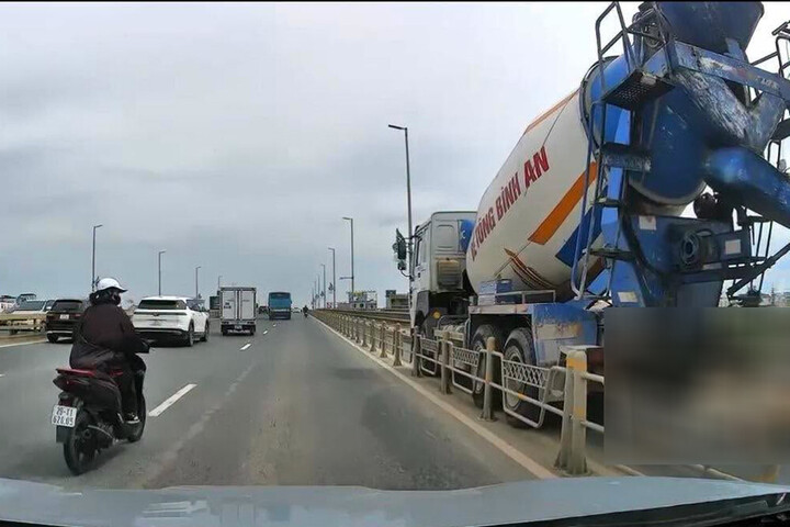 Xe bồn đi vào làn xe máy, tông chết người trên cầu Nhật Tân