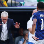 deschamps vai lay mbappe 06465482 150x150 - Mbappe phá kỷ lục, HLV Deschamps cúi người bái phục