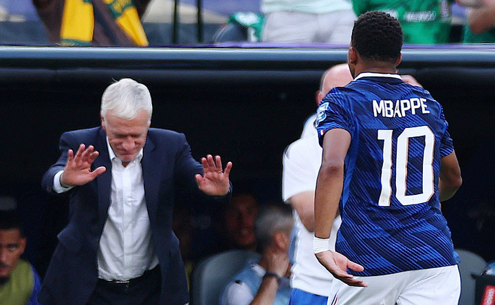 Mbappe phá kỷ lục, HLV Deschamps cúi người bái phục
