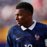 mbappe para 04301118 150x150 - Bị nghị sĩ Paraguay miệt thị, Mbappe nổi giận đáp trả