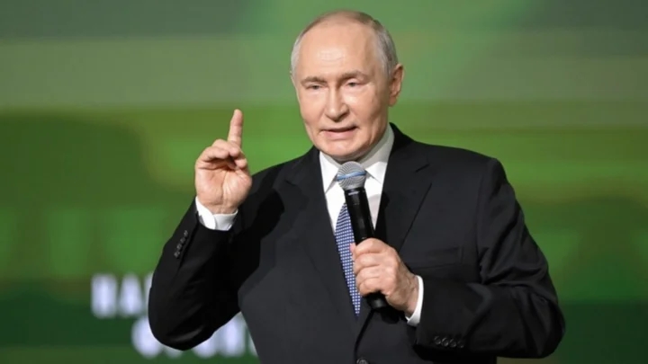 Tổng thống Putin tuyên bố tấn công Ukraine ‘mạnh hơn nhiều lần’