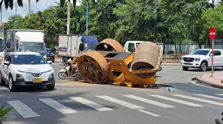Xe lu rơi khỏi xe tải, người đi đường thoát nạn trong gang tấc