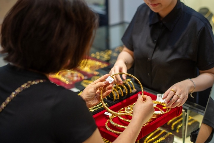 Giá vàng hôm nay 13/8: Tăng vọt lên sát 4.400 USD/ounce