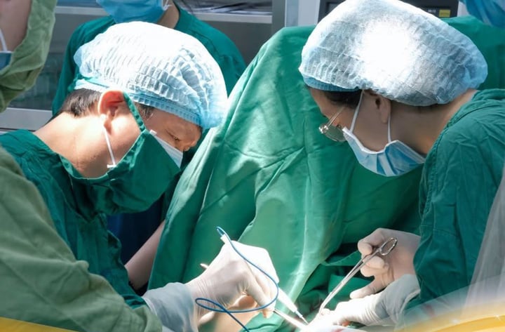 Kết quả sinh thiết lành tính, bác sĩ vẫn phát hiện ung thư trên bàn mổ